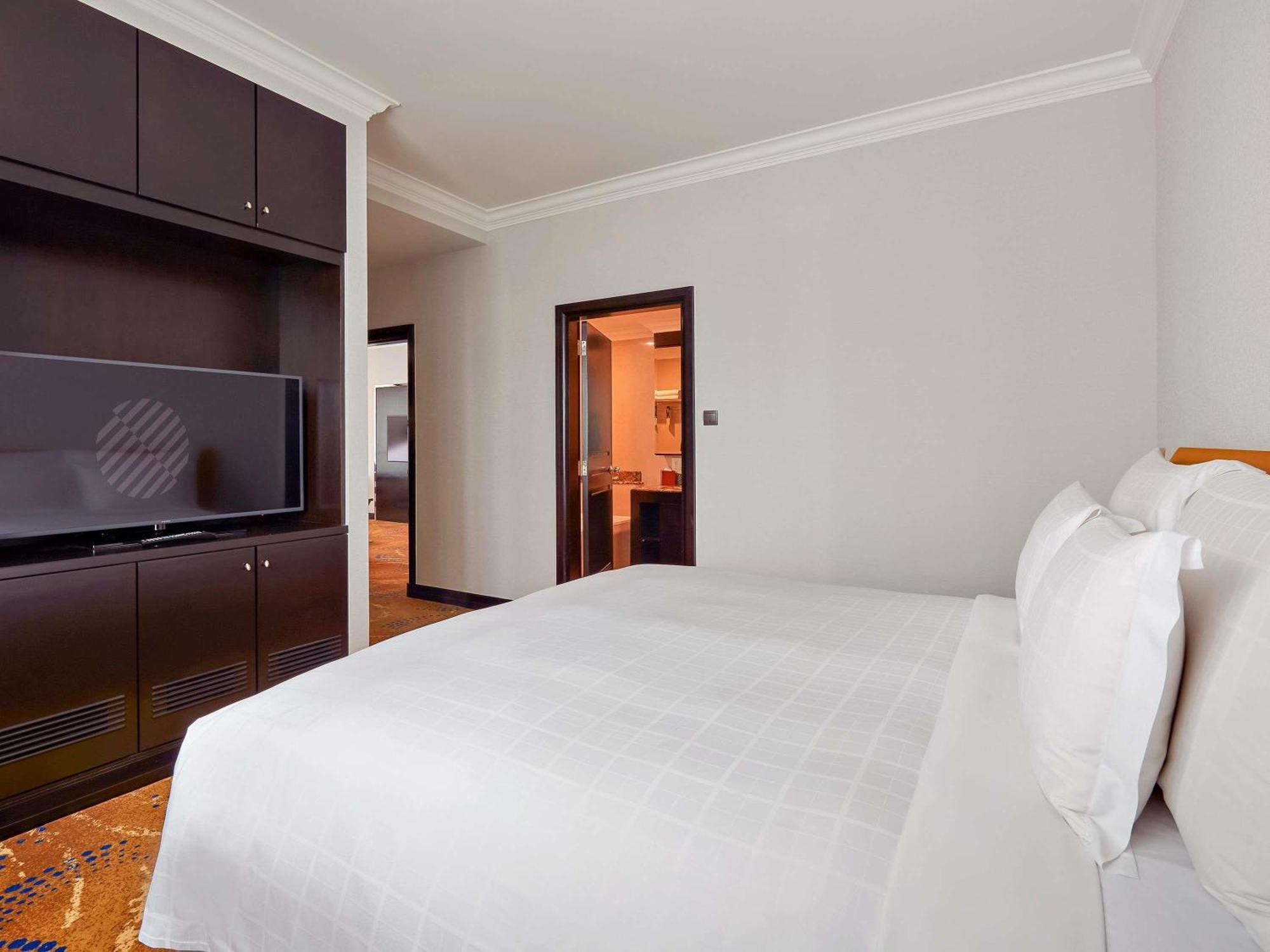 Two-Bedroom Apartment with One King Bed and Two Single Beds,1717014120:JPEG